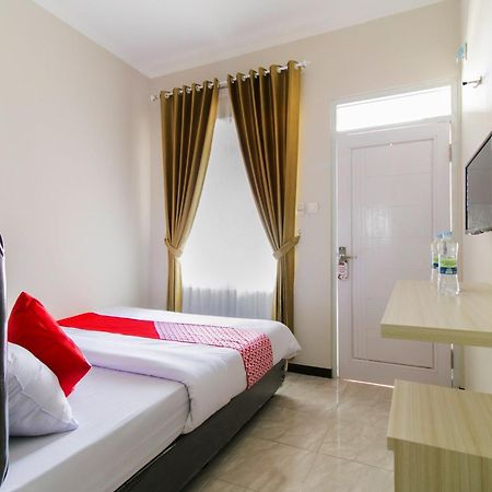 Oyo 1078 Fakhira Residence Cianjur Kültér fotó