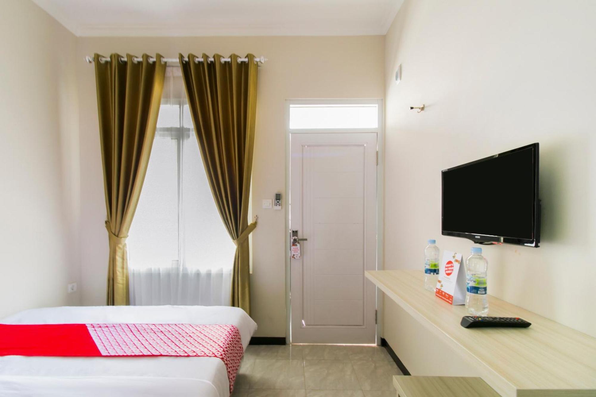 Oyo 1078 Fakhira Residence Cianjur Kültér fotó